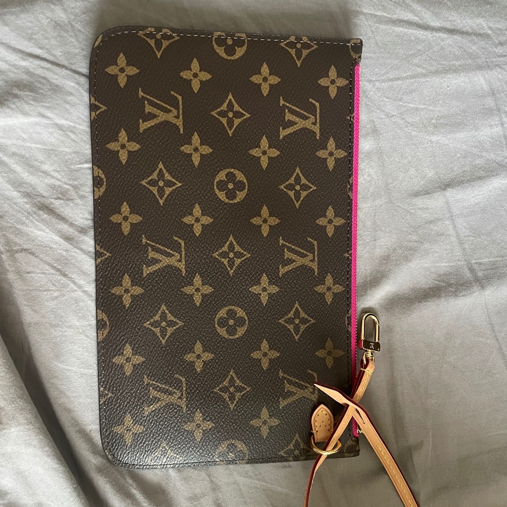 Louis Vuitton neverfull pochette in monogram print